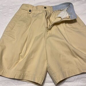 Lizsport light yellow cotton shorts sizer 10 in great condition